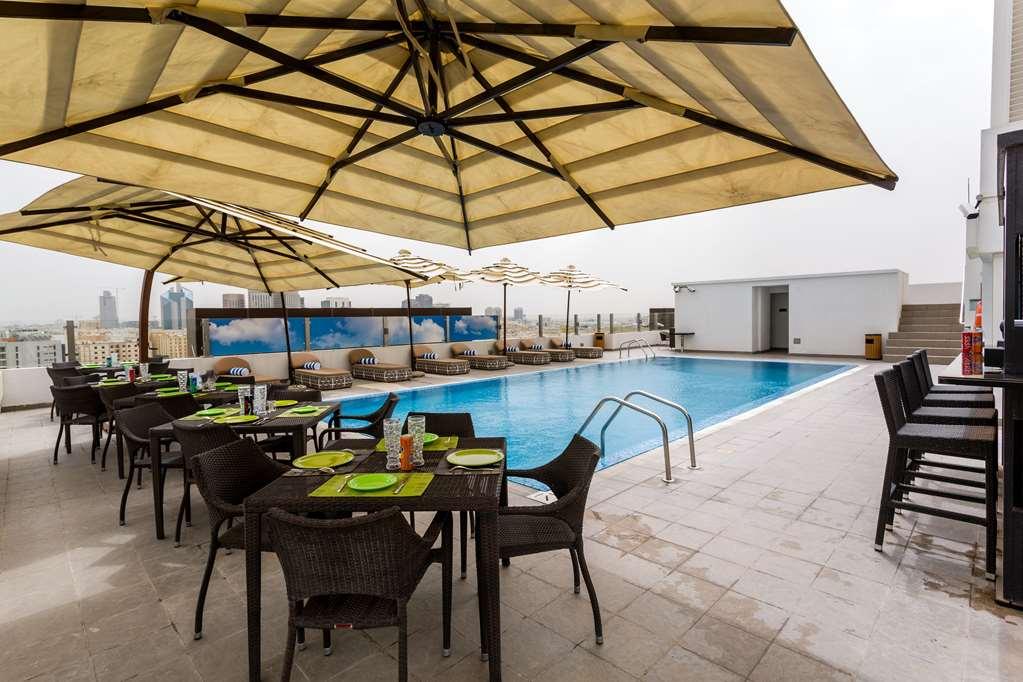 The Avenue Hotel Доха Удобства фото Rooftop pool at the hotel